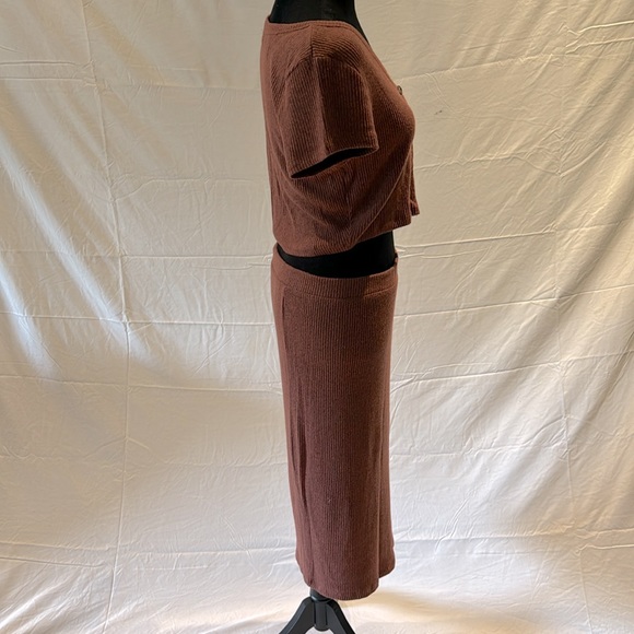 NWOT ALMOST FAMOUS Womens Brown Stretch Ribbed Short Sleeve V Neck Top Juniors - Picture 4 of 8